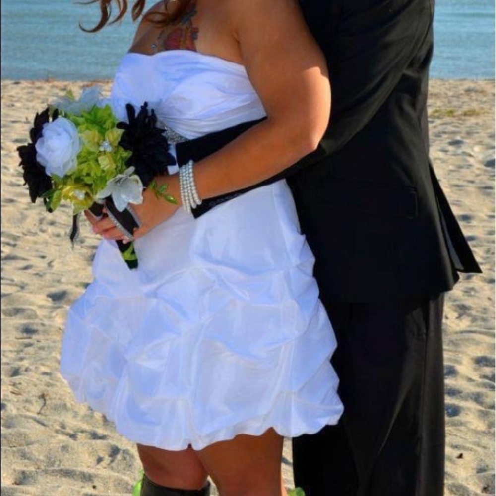 Size 14 David’s Bridal Sumer Wedding Dress